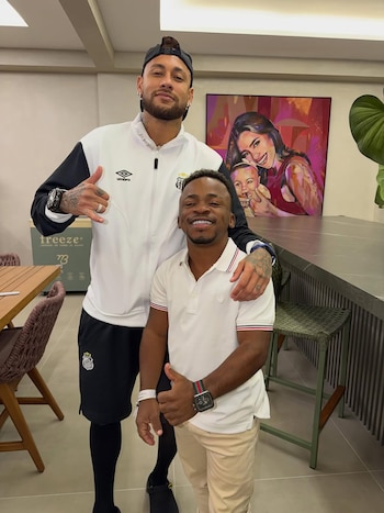 Neymar muestra su mansión a un fan