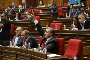 Legisladores armenios durante la sesión