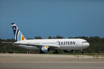 Un avión que transportaba migrantes