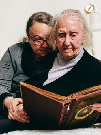 Diana mira algunas fotos (Justin