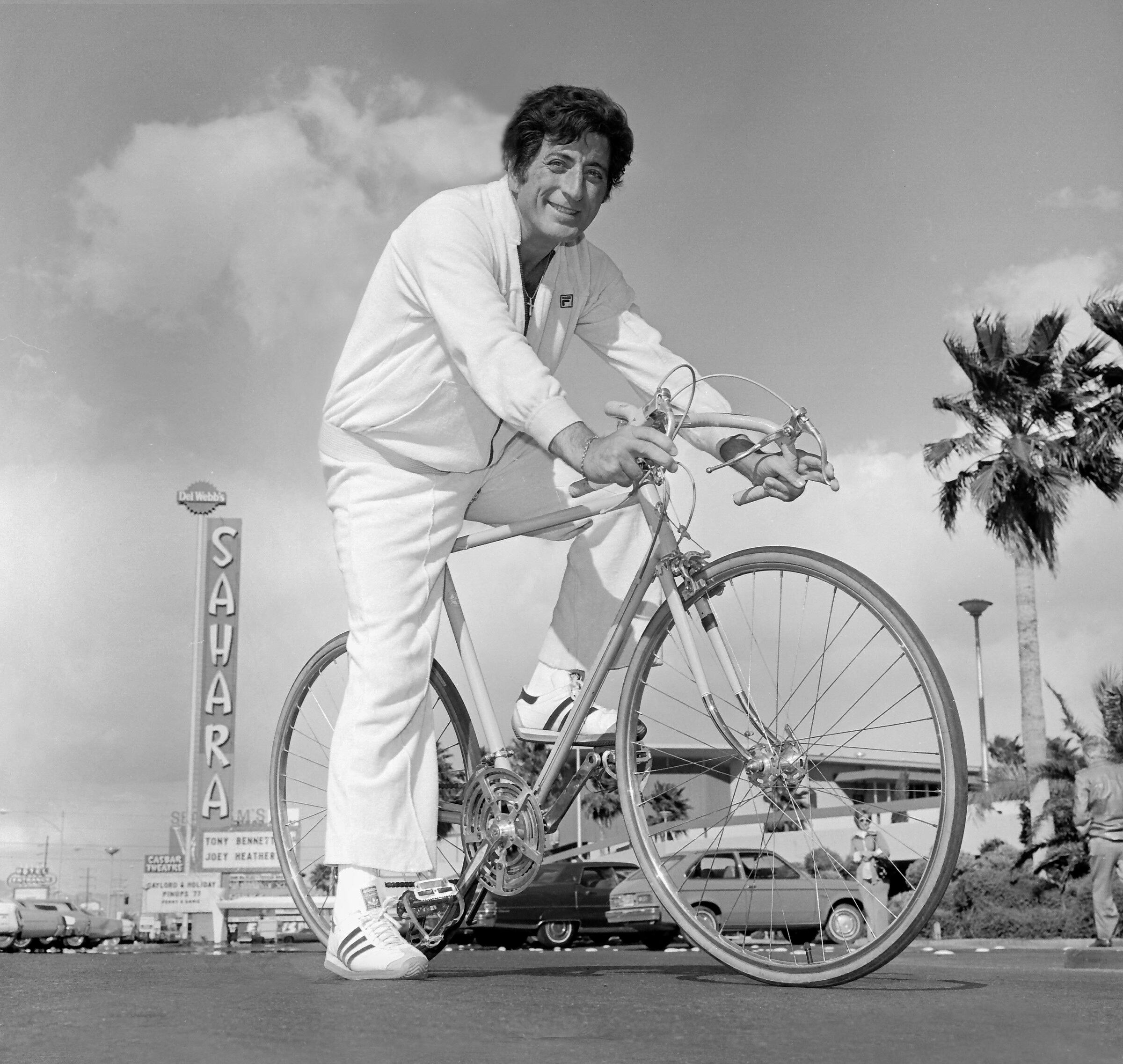 Tony Bennett frente al hotel y casino Sahara de Las Vegas en 1977. Fue su peor época (Las Vegas News Bureau/Handout via REUTERS)