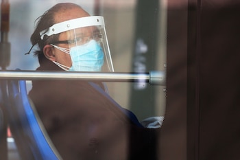 Un hombre usa tapabocas y