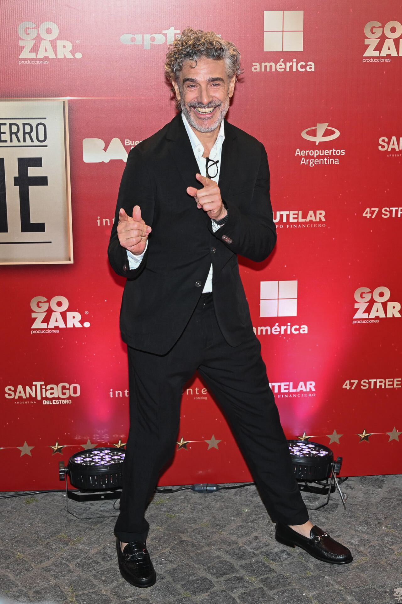 Sbaraglia calzó mocasines negros con suela gruesa. Llevó el cabello corto y rizado, y lució bigote y barba recortados