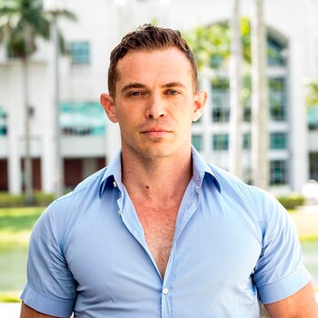 Fotografía personal cedida donde aparece el sociolingüista Philip Carter, director del Centro de Humanidades y Medio Ambiente Urbano de la Florida International University (FIU). Hablado principalmente por latinos de segunda, tercera o cuarta generación que tienen el inglés como lengua materna, el "Miami English", el dialecto miamense, es por primera vez objeto de una investigación científica. EFE/Álbum Philip Carter