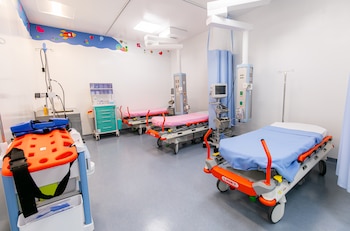 La Emergencia Médico-Quirúrgica cuenta con ocho boxes de evaluación, un sector de máxima urgencia capaz de recibir a seis pacientes de alto riesgo, servicios de inhaloterapia, ortopedia, pequeña cirugía y un espacio de observación más grande, con capacidad para trece pacientes adultos.