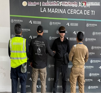 Piezas de artesanía con cocaína oculta en su interior, aseguradas por la ANAM y la Semar en la aduana del AICM. Crédito: Especial