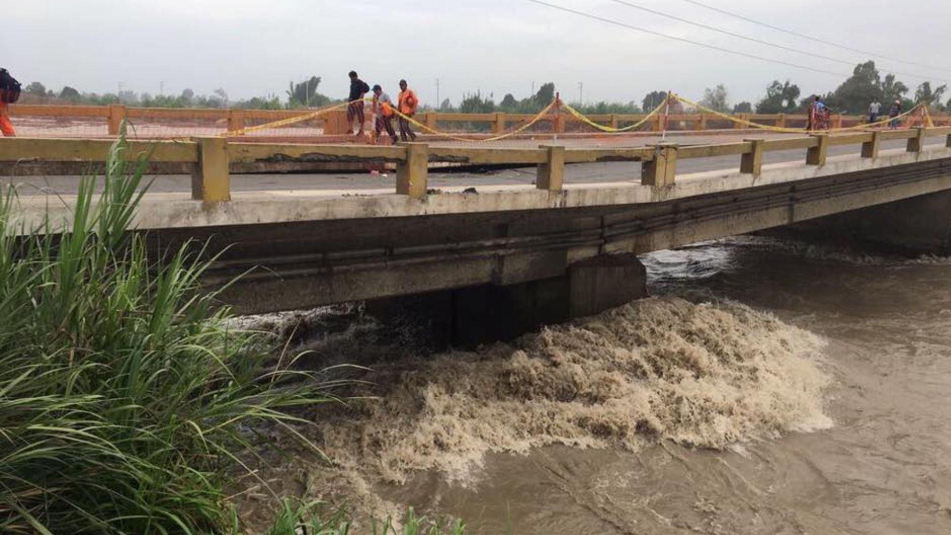 Experto asegura que el puente Clarita puede volver a colapsar si el caudal del río Cañete aumenta. (Foto: Andina)