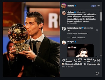 Captura de una publicación de Instagram donde Cristiano Ronaldo viste traje y besa el trofeo del Balón de Oro, junto a texto y comentarios
