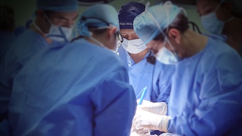 Equipo de médicos realiza una