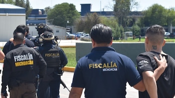 Momento del traslado de los policías y su mando, por elementos de la fiscalía estatal. Crédito: FGE Michoacán