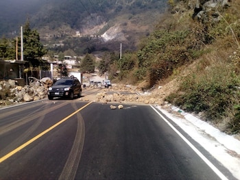 Escombros en una carretera tras