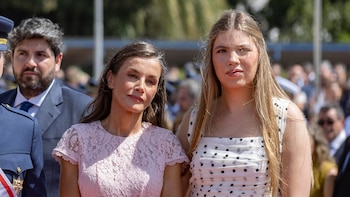 La infanta Sofía hereda el estilo de la reina Letizia durante el gran día de la princesa: cintura entallada y lunares frente al encaje de estreno de su madre