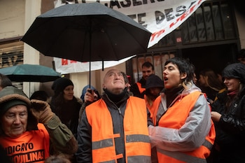 Mariano Ordaz durante el último intento de desahucio el pasado 13 de febrero en Madrid. (Fernando Sánchez / Europa Press)