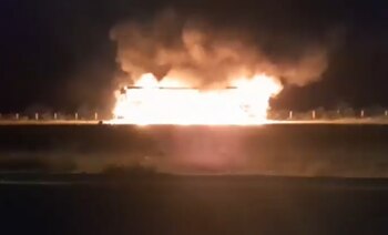 Autobús se incendió en el km139 de la Autopista a Nuevo Laredo, Vallecillo, Nuevo León tras chocar (X @revistacodigo21)