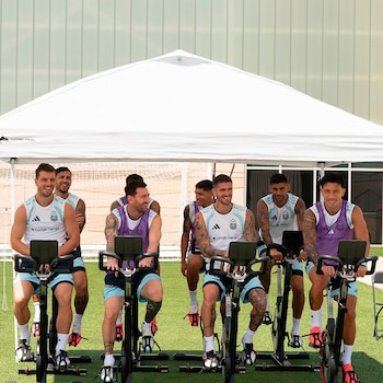 Messi acompañado por Rodrigo De Paul, Lisandro Martínez, Giovani Lo Celso, Leandro Paredes, Nahuel Molina y Cristian Cuti Romero (@leomessi)