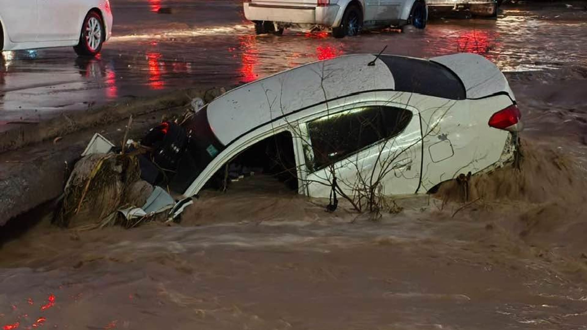 Fuertes lluvias inundan calles, arrastra carros y deja casas incomunicadas en Ciudad Juárez: se desborda el dique La Montada