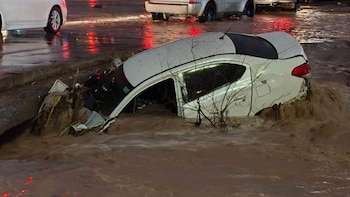 Fuertes lluvias inundan calles, arrastra carros y deja casas incomunicadas en Ciudad Juárez: se desborda el dique La Montada