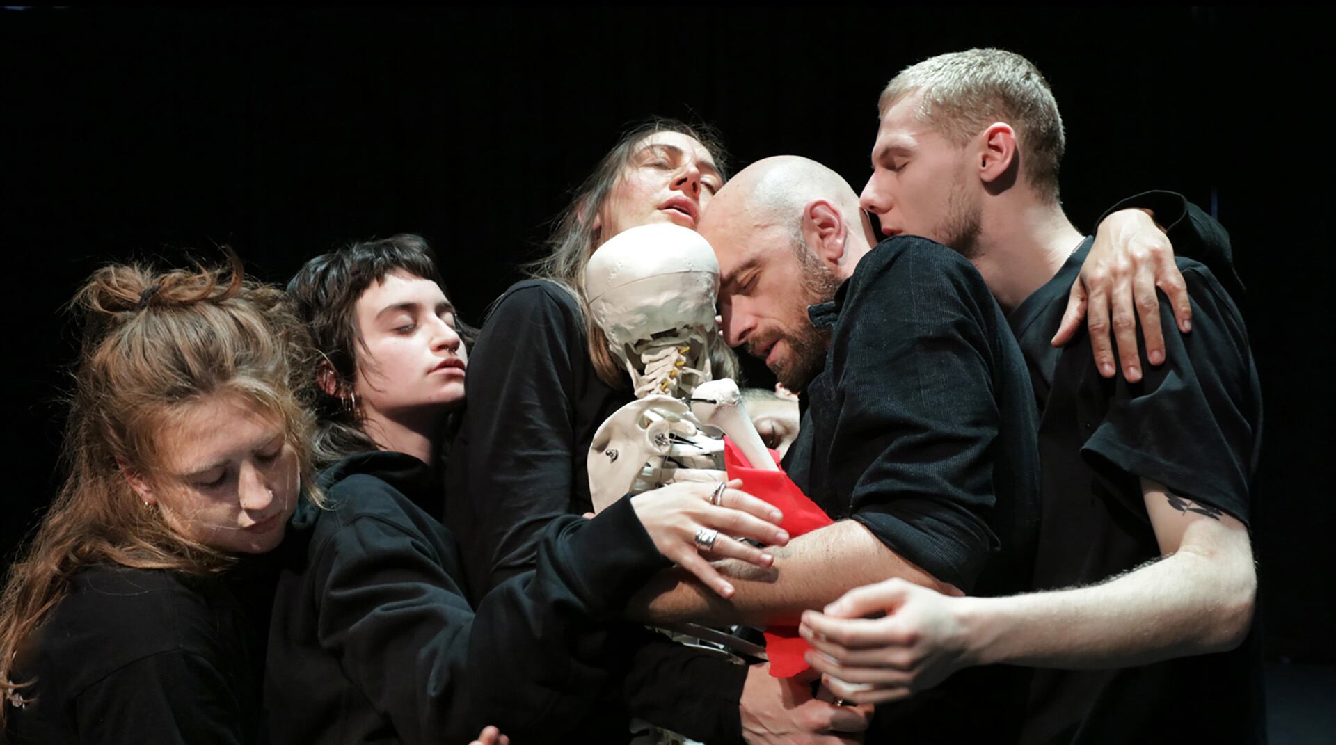 La puesta en escena de Balkan Erotic Epic incluye desde una orgía multitudinaria hasta esqueletos danzantes y un “jardín de hongos”