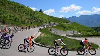Egan Bernal descontó tiempo en la clasificación general del Tour de los Alpes y quedó a cuatro segundos del liderato