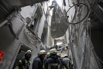 Rescatistas en un edificio administrativo de la ciudad (Reuters)