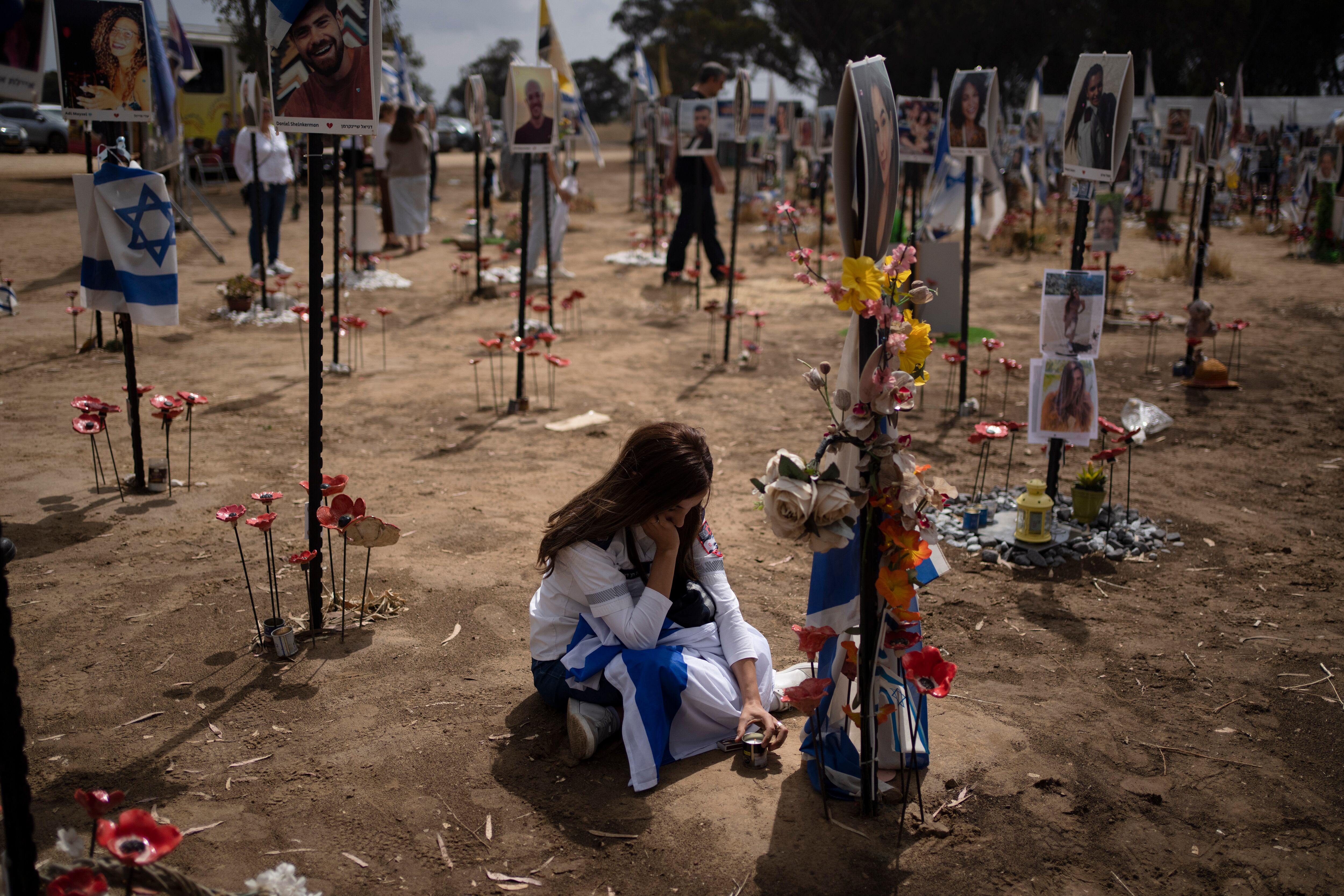 Una mujer en un memorial para los asesinados y secuestrados en el ataque del 7 de octubre del 2023 perpetrado por el grupo palestino Hamás contra Israel. Foto tomada cerca del kibbutz Reim, en el sur de Israel, el 13 de mayo del 2024. (AP foto/Leo Correa)