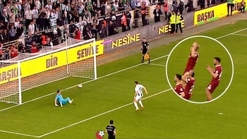 Atajó el penal, pero la pelota tomó un extraño efecto y terminó en gol: la dramática definición en el ascenso de Turquía