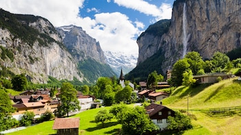 Lauterbrunnen en Suiza, rodeado por