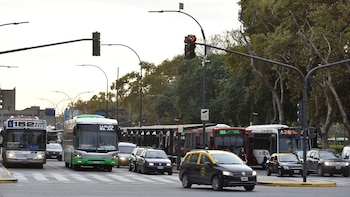 Un colectivo explotó frente a dos comercios y ahora la Justicia condenó a la empresa a pagar los daños