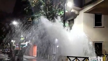 Se rompió un caño en Recoleta y una esquina quedó completamente inundada