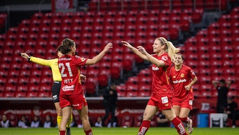 Eugénie Le Sommer anota hat-trick