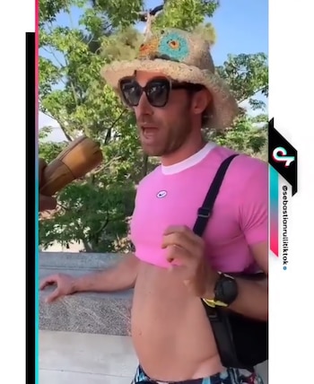 Así mostró su "panza normal"