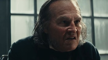 Johnny Depp luce irreconocible como Ebenezer Scrooge en el nuevo tráiler de su película