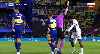Piero Maza y Carlos Andrés Gómez tuvieron un fuerte encontronazo, lo que provocó que el árbitro chileno le sacara dos veces la tarjeta amarilla en la misma discusión y finalmente el delantero colombiano saliera expulsado-crédito ESPN