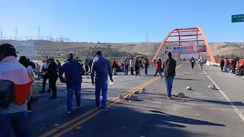 Paro indefinido en Moquegua EN VIVO: bloqueo deja buses y camiones bolivianos varados en la Panamericana Sur