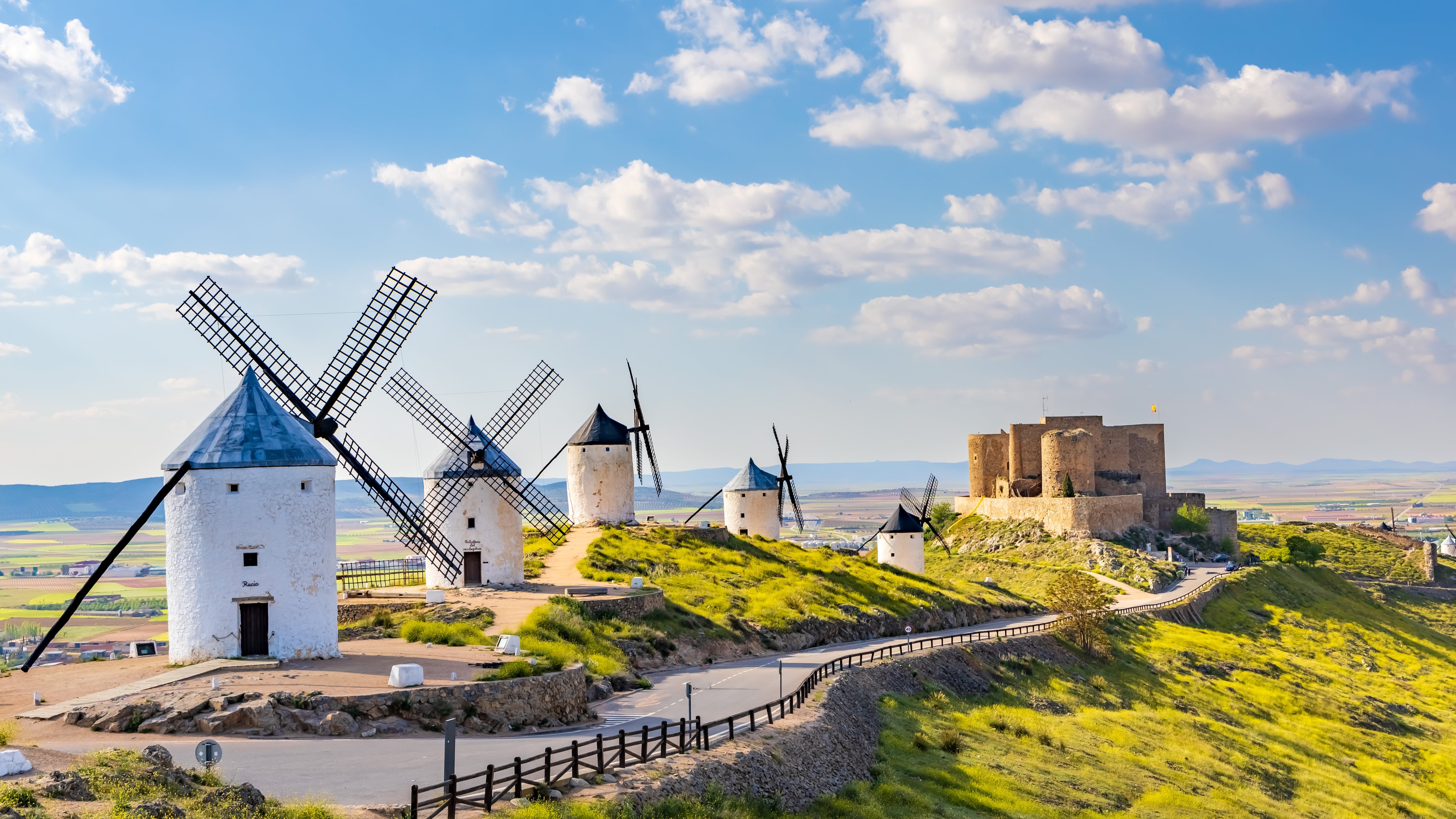 El pueblo de Toledo que vuelve a moler trigo en sus molinos del Quijote gracias a la fiesta del azafrán