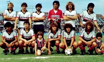 Chacarita 1985 y su primera publicidad en la camiseta: motocicletas Gilera.