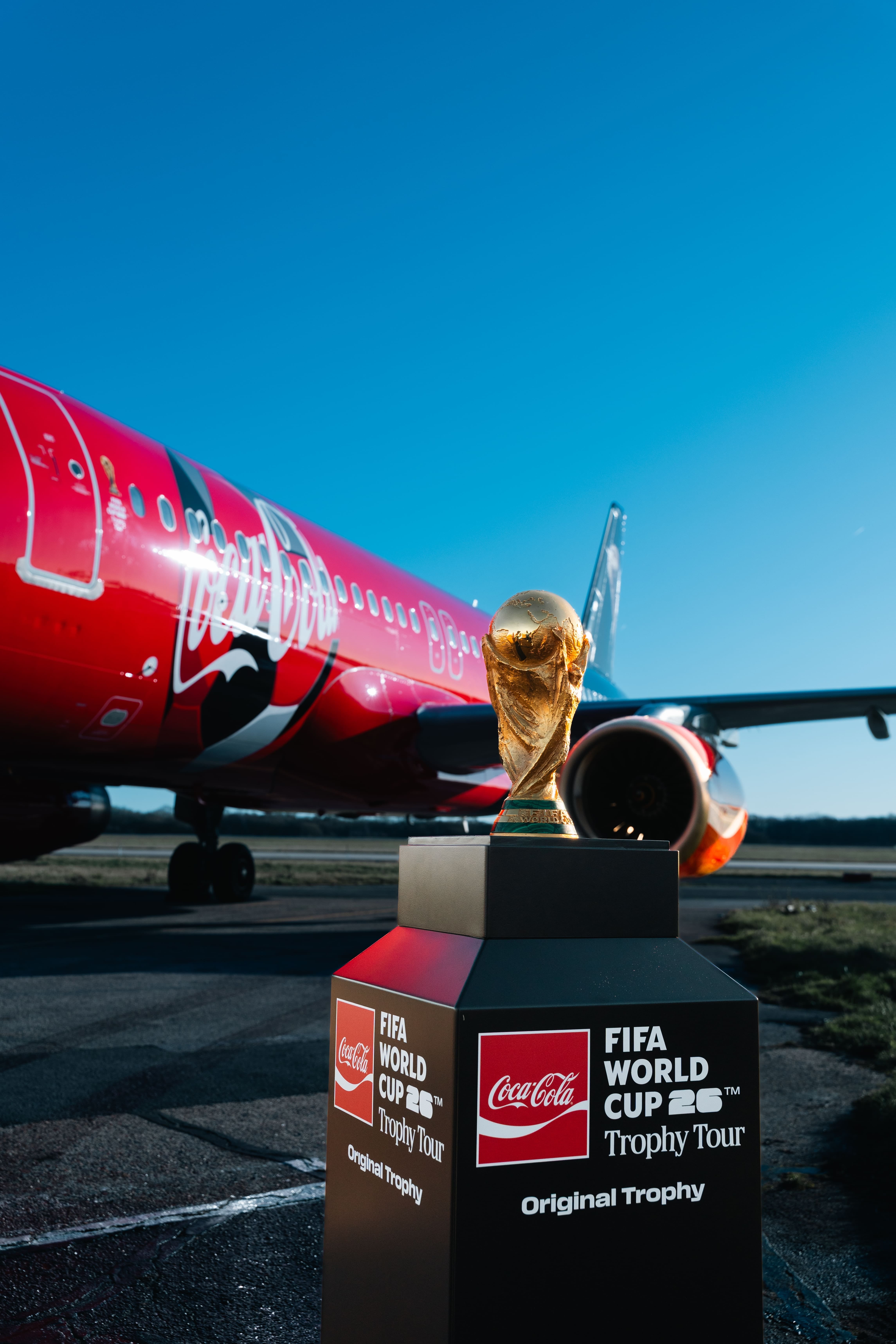 La Copa del Mundo y el avión del Trophy Tour de Coca y la FIFA en Ezeiza
