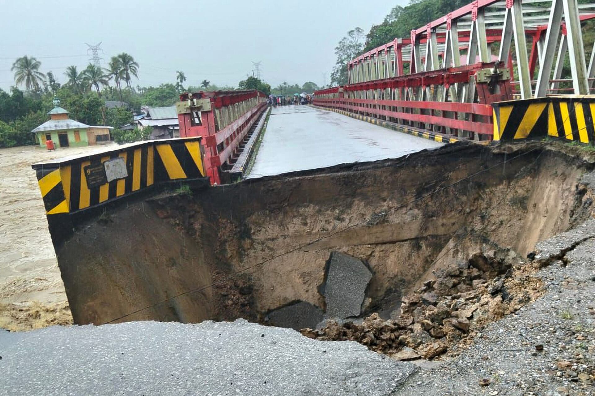 Las inundaciones y deslaves destruyeron al menos dos puentes principales en la región de Sumatra del Norte (BNPB via AP)