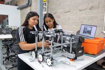 Estudiantes desarrollan un proyecto de robótica en un espacio educativo, promoviendo la participación femenina en áreas STEAM como parte de los programas impulsados por Fundación Poma en El Salvador (Cortesía: Fundación Poma).