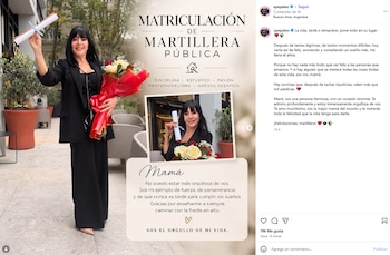 Una mujer vestida de negro sostiene un diploma enrollado y un ramo de flores junto a un diseño de texto de matriculación