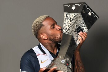 Jefferson Farfán con el trofeo