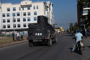 Un carro blindado de la policía patrulla en Champs Mars, la principal plaza pública de la capital haitiana Puerto Príncipe (EFE / Johnson Sabin)