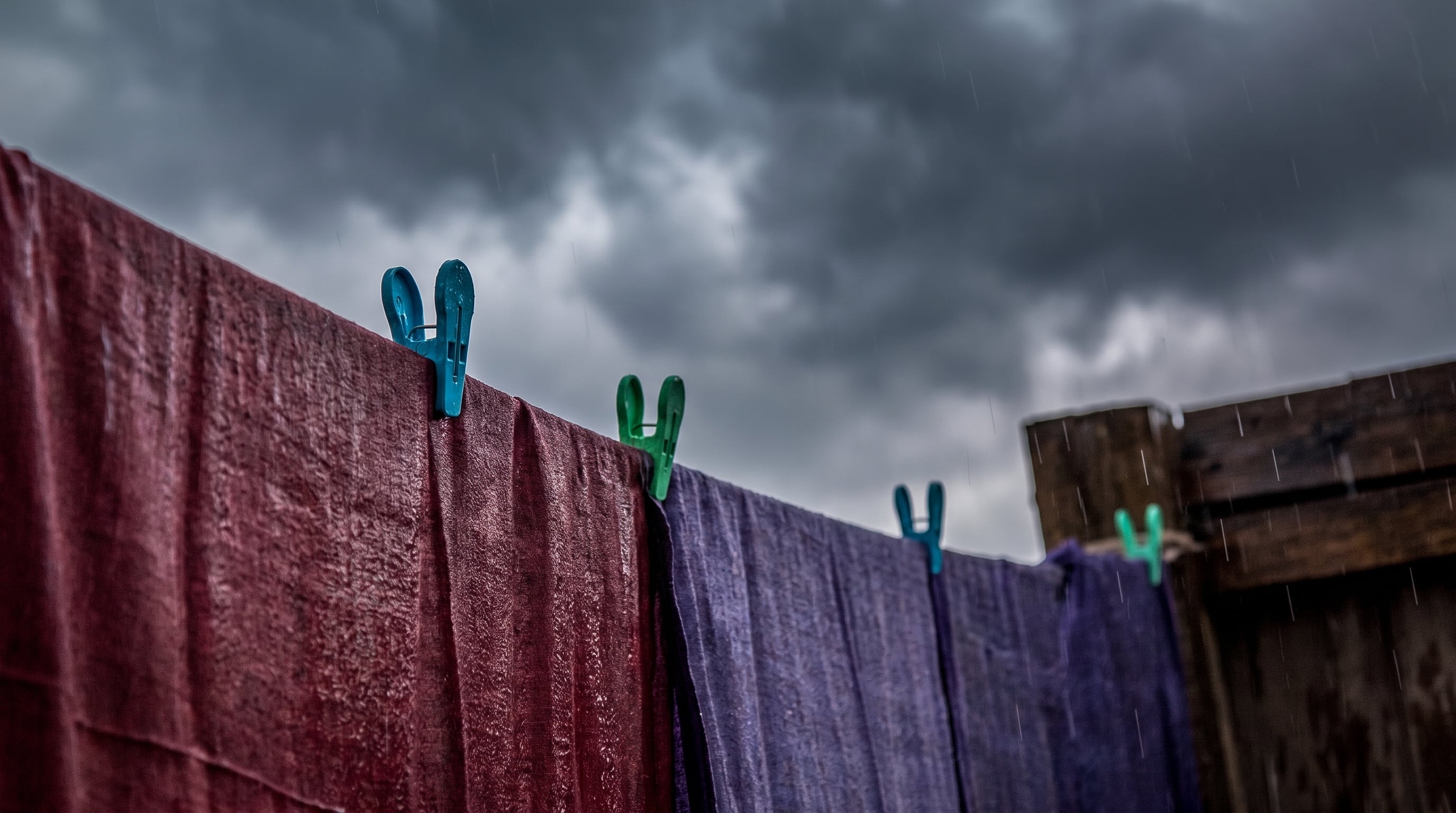 Cómo secar la ropa rápido los días de lluvia y humedad