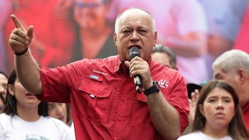 Una demostración de fuerza: Diosdado Cabello exhibe respaldo militar en televisión con 74 altos oficiales