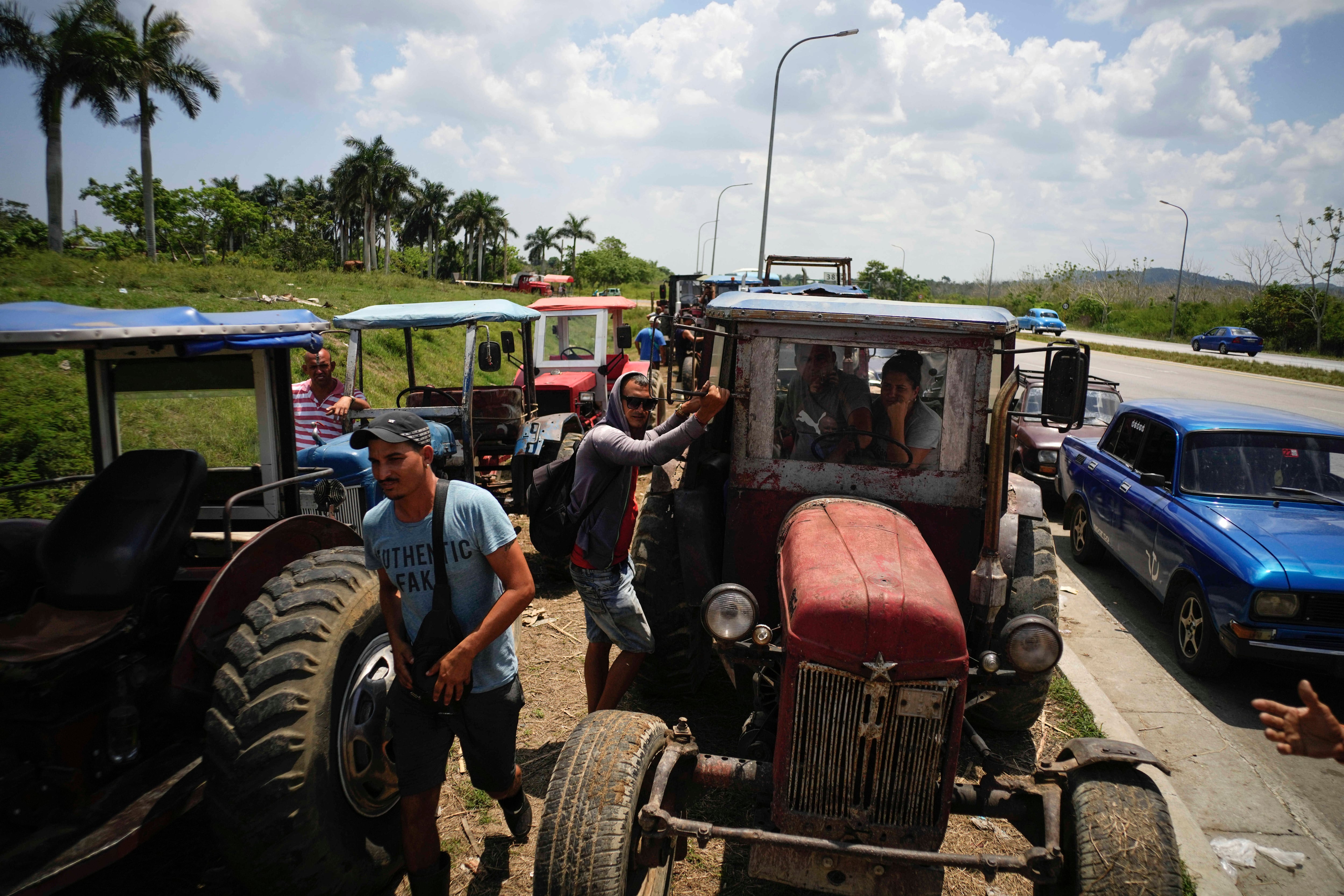 Los trabajadores agrícolas sufren la falta de combustible y no pueden trabajar en el campo con sus máquinas por la crisis (AP Foto/Ramón Espinosa)
