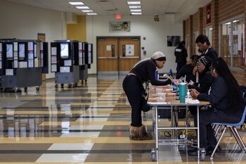 Una mujer vota en un colegio de Fairburn, Georgia, este 5 de noviembre de 2024 (REUTERS/Eloisa López)