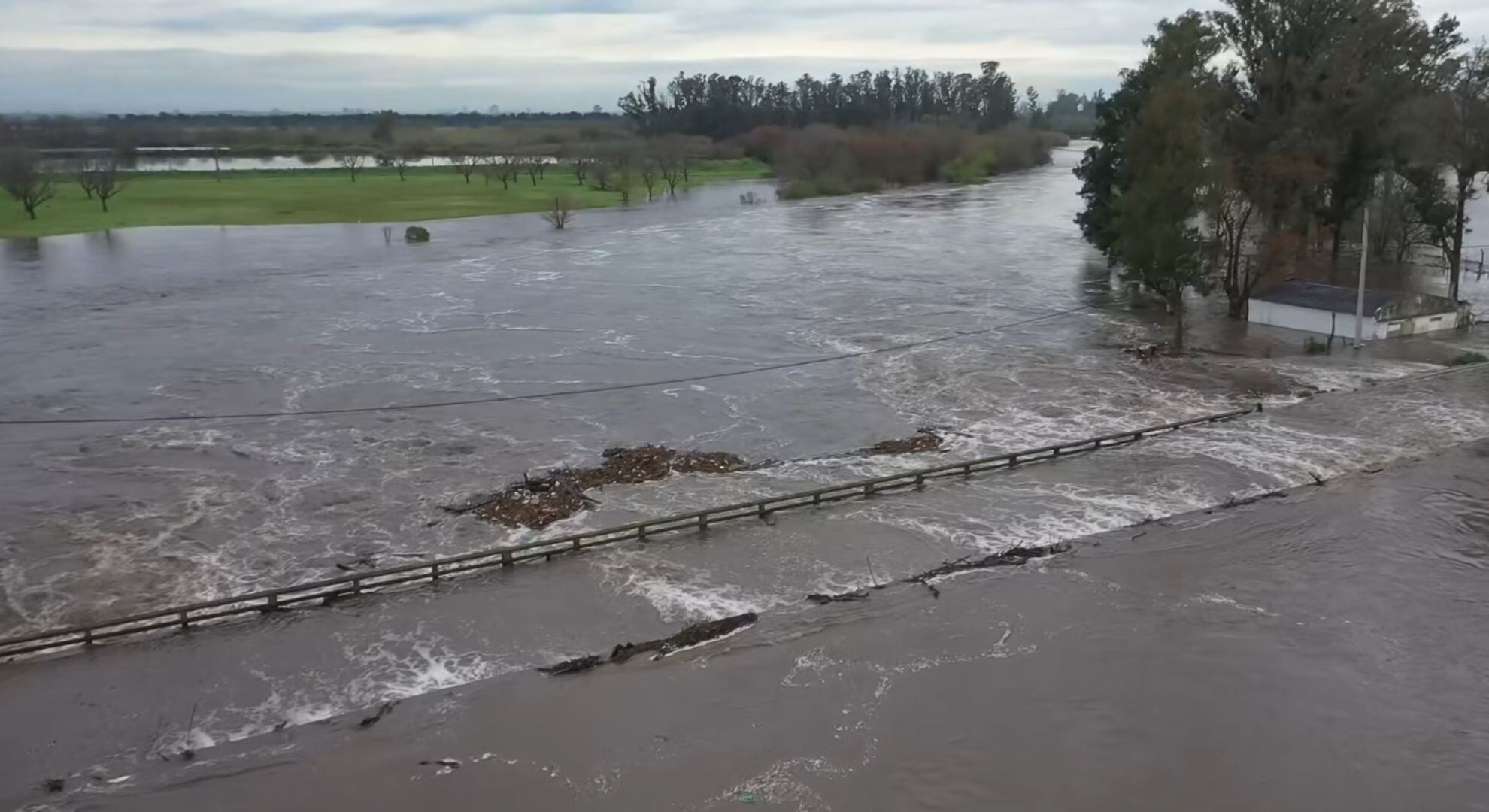 El asfalto comenzó a ser visible este viernes, tras varios días de desborde