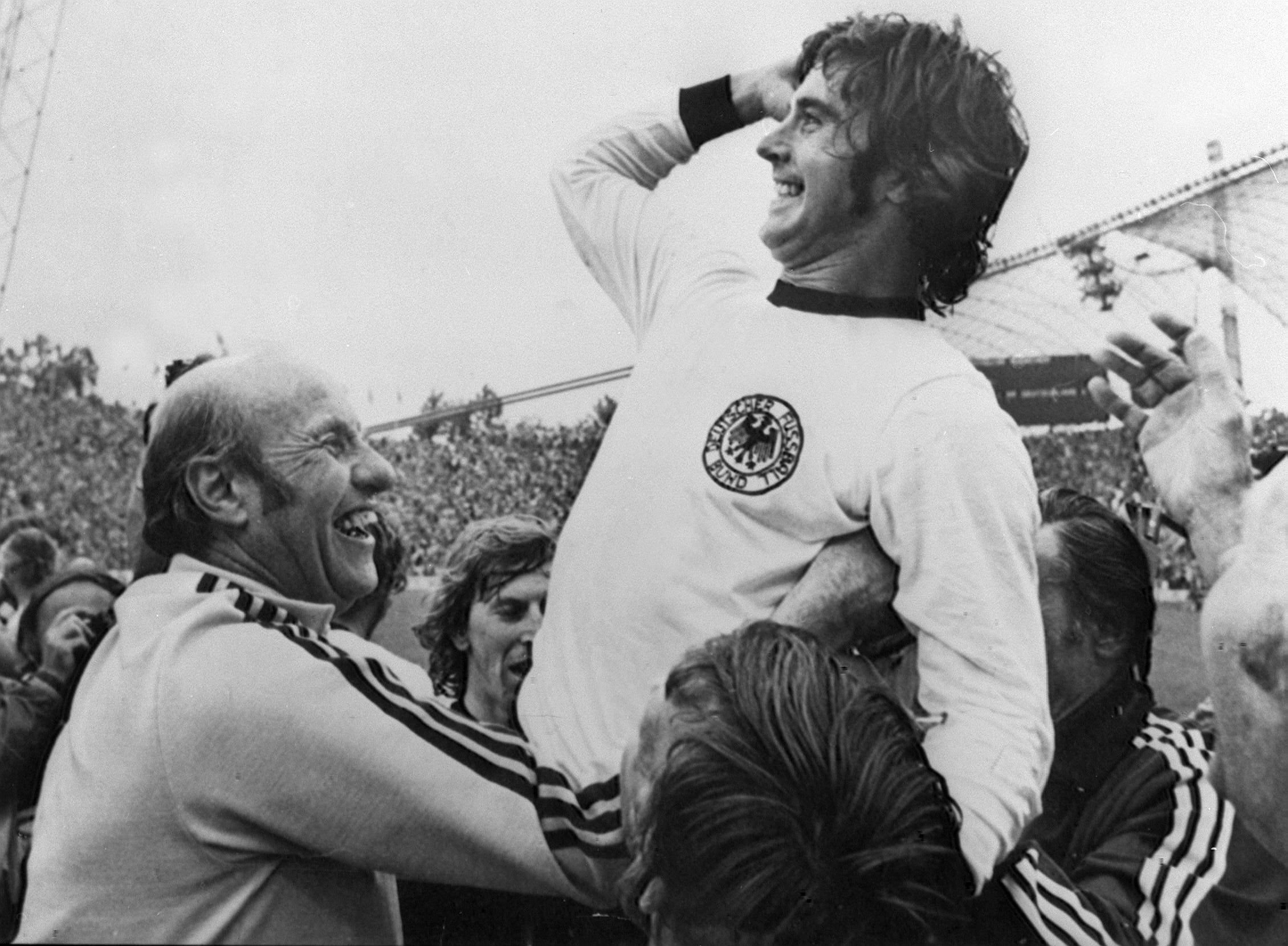 Gerd Müller (d.) en una fotografía de archivo de un partido con la selección alemana.-EFE/jgb