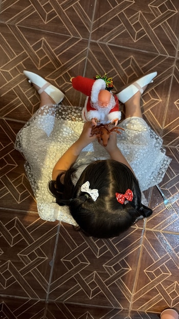 Inti en Navidad. (Instagram: Cazzu)