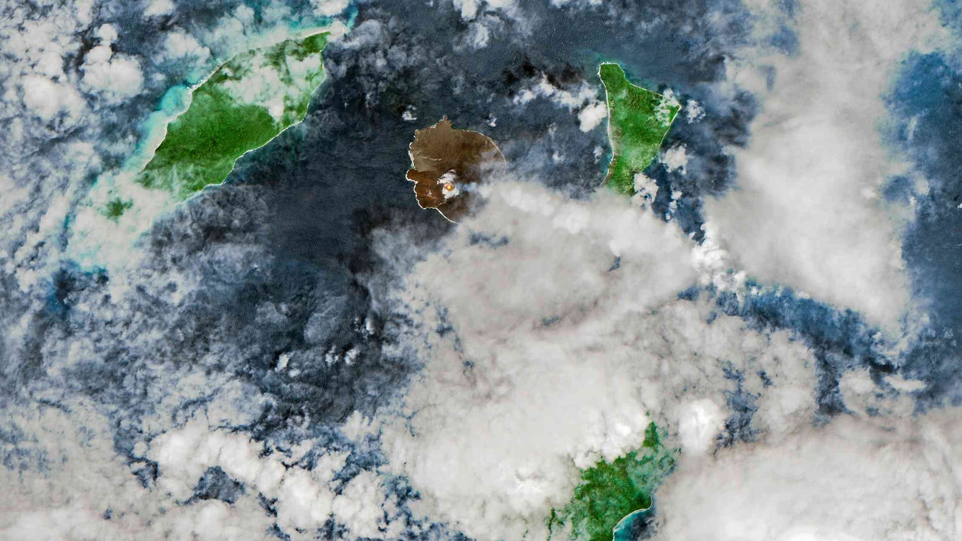 La presencia de nubes volcánicas obligó al cierre temporal de ocho aeropuertos y afectó a miles de vuelos en Indonesia.